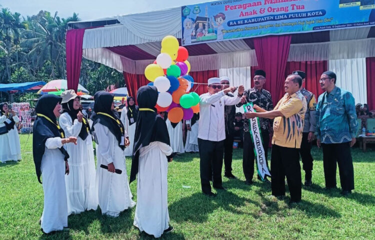 MANASIK HAJI— Kakan Kemenag Lima Puluh Kota H Irwan didampingi Kasi Penmad, H Rizki Eka Putra, ketika melepas balon tanda dibukanya manasih haji bagi anak RA dan Orang Tua se Kabupaten Lima Puluh Kota.