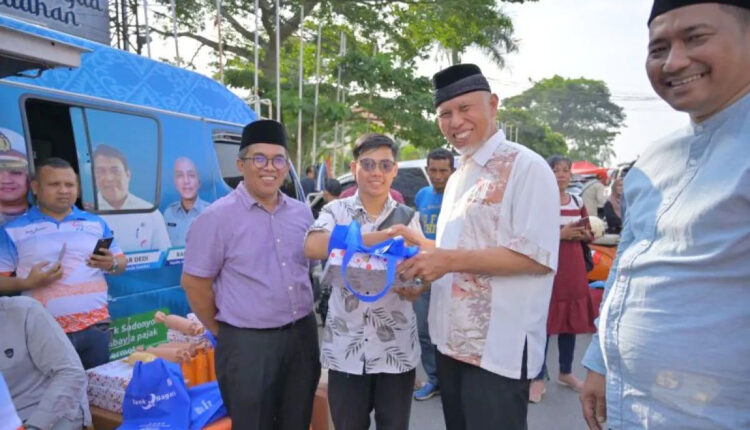 SAMSAT NGABUBURIT— Gubernur Sumbar, Mahyeldi Ansharullah didampingi Kepala Bapenda Sumbar, Syefdinon meninjau kegiatan Samsat Ngabuburit di Solok beberapa waktu lalu.