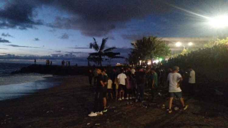 PENCARIAN—Tim SAR gabungan melakukan pencarian terhadap bocah kelas 1 SD yang hilang tenggelam di Pantai Padang.