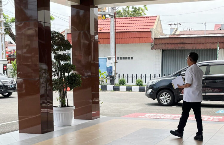 PENUHI PANGGILAN— Anggota DPRD Sumbar Beny Saswin Nasrun mendatangi Kantor Kejari Padang untuk menjalani pemeriksaan sebagai saksi dalam
dugaan korupsi kredit modal kerja oleh Bank Negara Indonesia (BNI) terhadap
PT Benal Ichsan Persada.