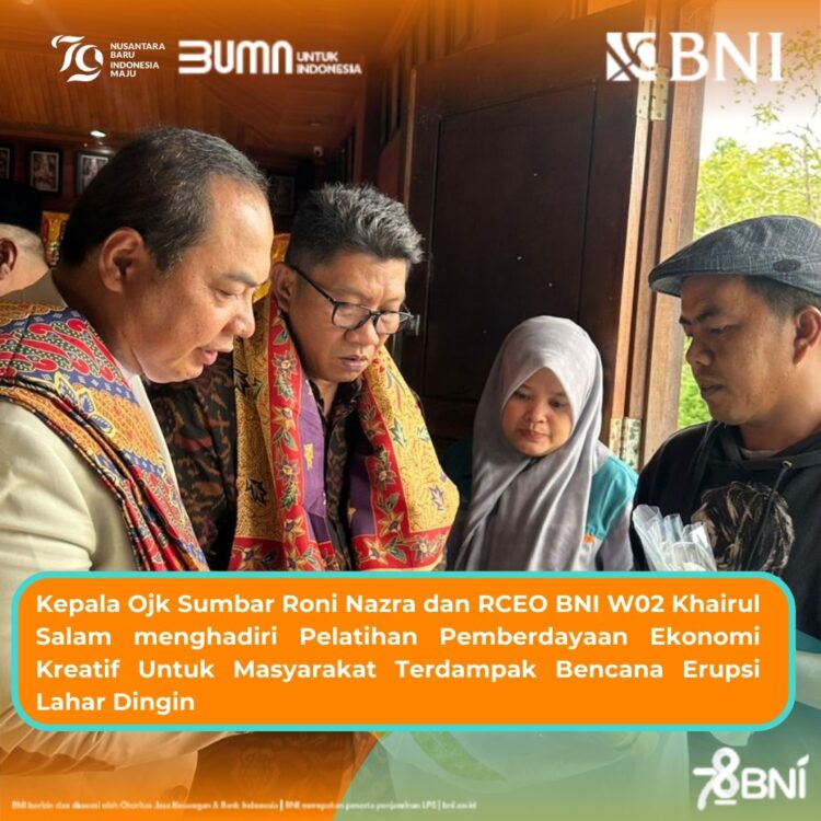 MENGHADIRI PELATIHAN —Kepala Ojk Sumbar Roni Nazra dan RCEO BNI W02 Khairul Salam menghadiri pelatihan pemberdayaan ekonomi kreatif untuk masyarakat terdampak bencana Erupsi lahar dingin.