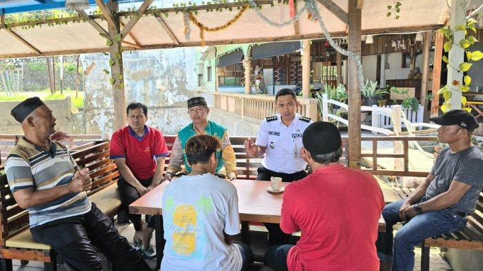 BERI EDUKASI— Camat Lubeg Nofiandi Amir bersama pihak KUA dan tokoh masyarakat mengedukasi ayah yang nikahi
putri tirinya di Kelurahan Gates, Kecamatan Lubuk Begalung, Kota Padang.