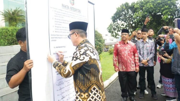 PAKTA INTEGRITAS— Seluruh ASN se-Kota Bukittinggi, deklarasikan netralitas dalam Pilkada 2024. Deklarasi ditandai dengan penandatanganan pakta integritas oleh seluruh pejabat tinggi pratama, di Halaman Balaikota, Kamis (26/9).