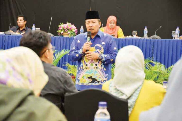 BIMTEK— Bupati Agam, Dr H Andri Warman saat membuka Bimtek implementasi perizinan berusaha berbasis risiko
dan pengawasan perizinan berusaha berbasis risiko, di Hotel Grand Royal Denai Bukittinggi, Kamis (12/9).