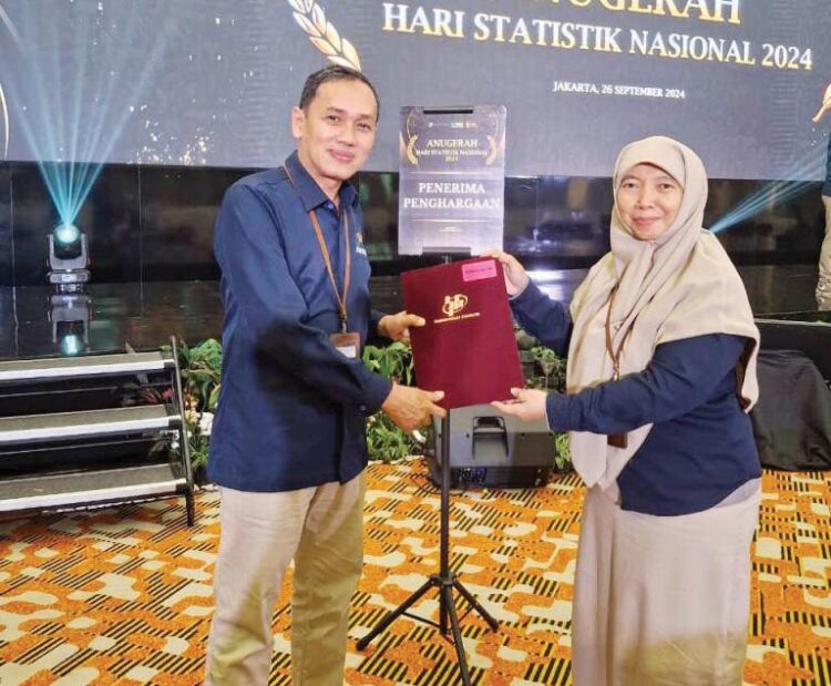 PRESTASI— Plt Kepala BPS Pusat, Amalia Adininggar Widyasanti memberikan apresiasi kepada Kabupaten Agam atas prestasi gemilang dalam bidang pengelolaan data statistik sektoral yang dalam hal ini diterima langsung oleh Kepala BPS Kabupaten Agam Yerison Buchari, Kamis (26/9) di Jakarta.