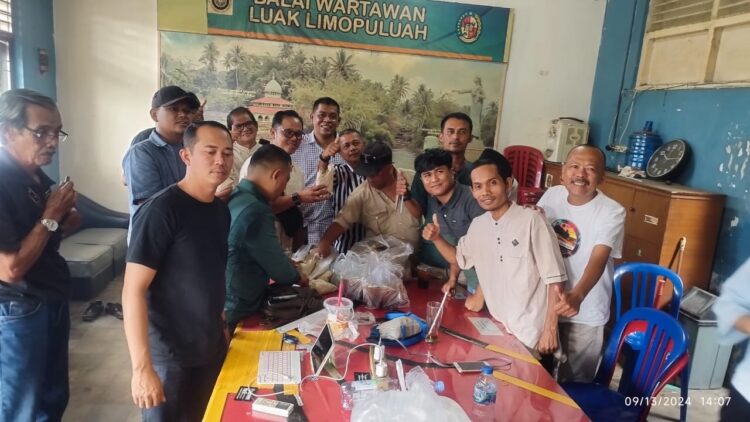 FOTO BERSAMA— Anggota DPRD Limapuluh Kota, Fajar Rillah Fesky, berfoto bersama dengan kawan wartawan di BW Luak Limo Puluah.