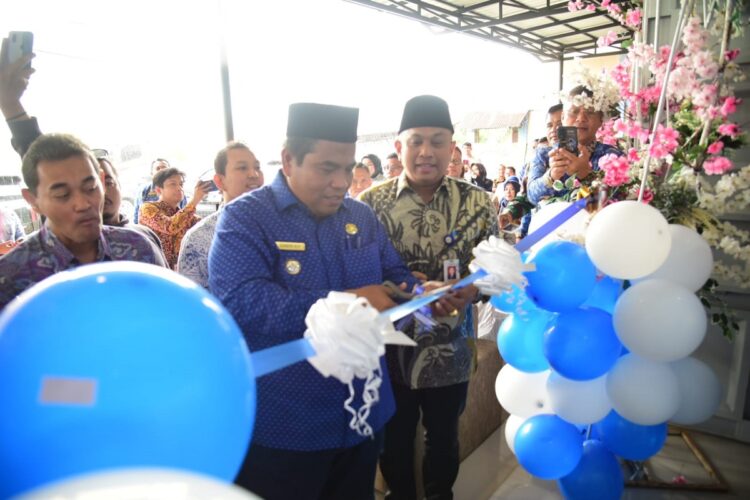 GUNTING PITA—Bupati Padangpariaman Suhatri Bur,  gunting pita saat   meresmikan Kantor Bank Nagari Cabang Pembantu Batang Anai di Jalan Raya Padang-Bukittinggi, Nagari Sungai Buluah.