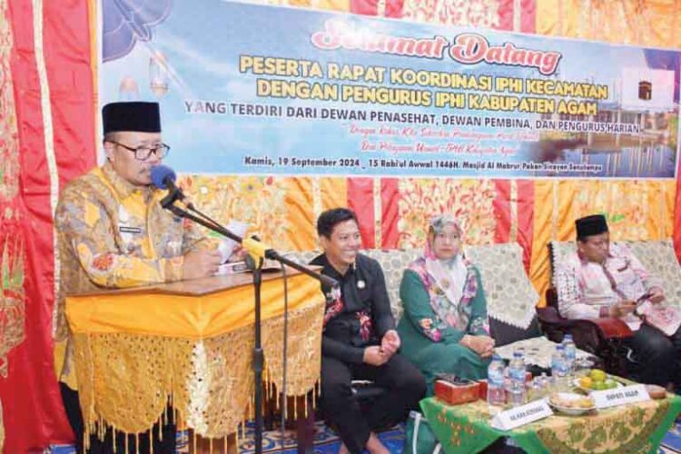 RAPAT KOORDINASI— Bupati Agam Andri Warman mengikuti rakor IPHI di Masjid Al Mabrur yang berlokasi
di Nagari Pakan Sinayan, Kecamatan Banuhampu, Kamis (19/9).