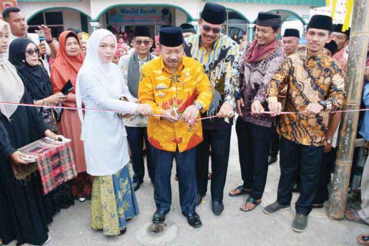 LEPAS PAWAI— Bupati Agam, Dr H Andri Warman MM lepas pawai Khatam Al-Qur’an XIX Madrasah Diniyah Awaliyah (MDA) Masjid Raya Limo Kampuang Nagari Sungai Pua, Minggu (15/9).