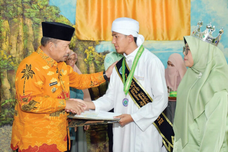 WISUDA TAHFIZ— Bupati Agam, Dr H Andri Warman mewisuda 111 santri pondok pesantren Tahfiz Qur’an Baiturrahman Pakan Sinayan, Kecamatan Banuhampu, Kabupaten Agam, di aula ponpes itu, Kamis (5/9).