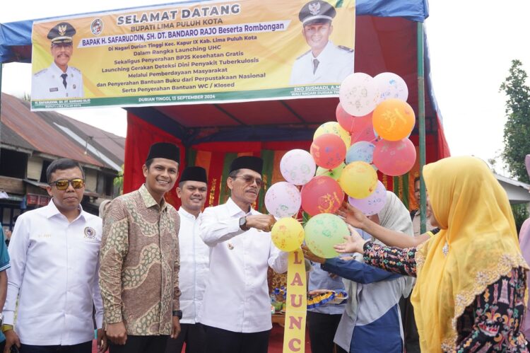 LEPAS—Bupati Limapuluhkota Safaruddin Dt.Bandaro Rajo saat lepas balon tanda dimulainya acara.