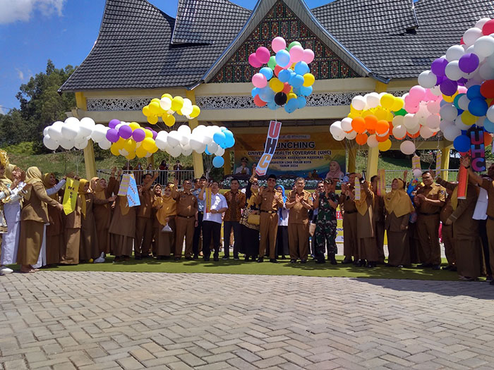 LEPAS BALON— Bupati bersama Deputi Direksi Wilayah II BPJS Kesehatan Eddy Sulistijanto melepas balon tanda launching UHC Kabupaten Lima Puluh Kota.