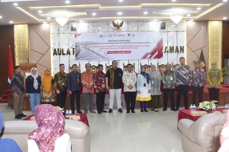 Businees Matching EKI — Plt Sekda Kota Pariaman, Yaminurizal membuka acara Businees Matching EKI di kawasan wisata sepanjang pantai Kecamatan Pariaman Tengah yang digelar TPAKD Provinsi Sumatera Barat di Aula Balikota Pariaman.