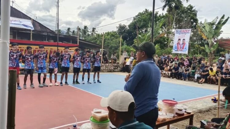 ARAHAN— Bupati Eka Putra berikan arahan pada pembukaan pertandingan Open Turnamen Bola Voly Cup 1, Minggu (15/9).