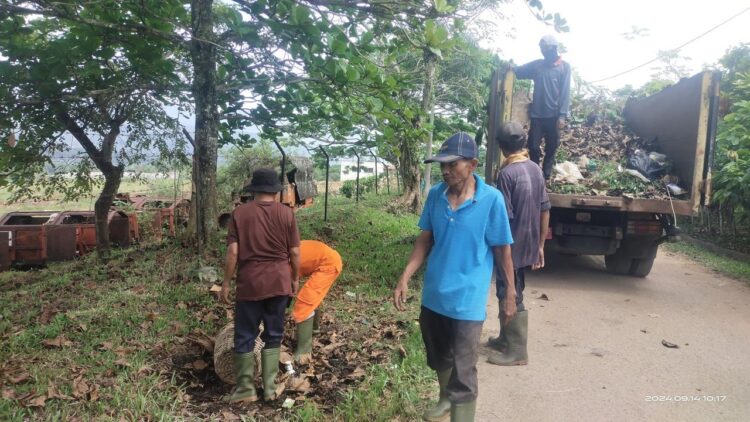 GORO—Terlihat petugas Dinas Lingkungan Hidup Kota Solok saat melakukan pembersihan TPA Regional.