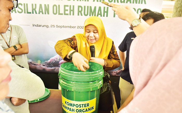 PEMBUATAN KOMPOS— Direktur Bank Sampah Panca Daya Kota Padang, Mina Dewi Sukmawati memberikan cara pembuatan kompos untuk mengurangi sampah organik rumah tangga, bertempat di halaman kantor Unit Safety Health Environment (SHE) Semen Padang.