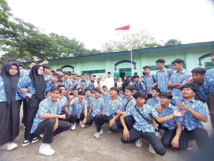 MOTIVASI— Wali Kota Bukittinggi, Erman Safar mendatangi SMAP Bukittinggi, Jumat (6/9), pascakerusuhan sejumlah pelajar yang terjadi saat pawai 17 Agustusan lalu, yang viral di media sosial.