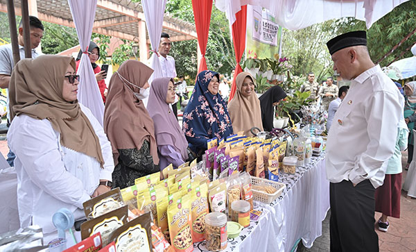 TINJAU UMKM—Gubernur Sumbar, Mahyeldi Ansharullah berdialog dengan pelaku UMKM dan meninjau langsung produk yang UMKM yang dipamerkan saat kegiatan bazaar beberapa waktu lalu.