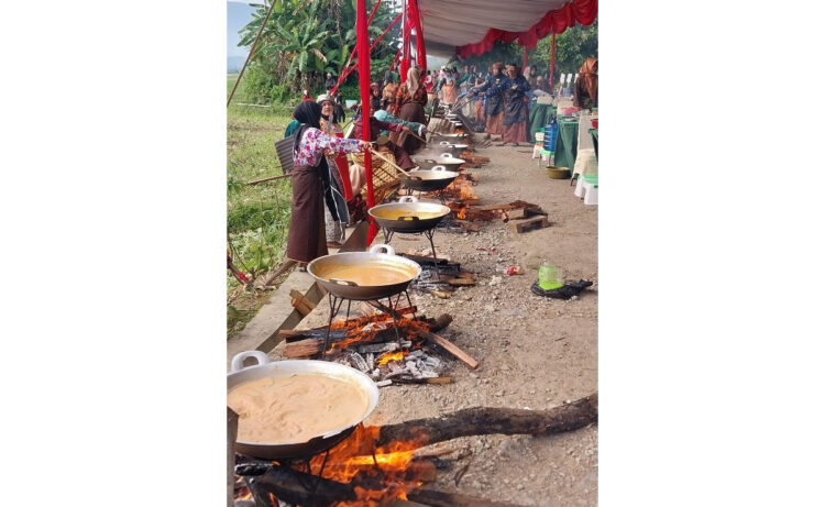 MASAK—
Kaum ibu terlihat memasak rendang di festival marandang yang diadakan di Kota Solok dalam ivent Rang Solok Baralek Gadang