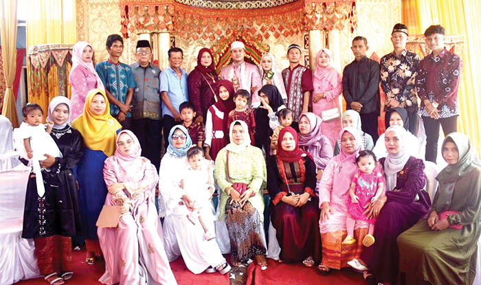 FOTO BERSAMA— Foto bersama setelah akad nikah, Ilham Yulianto,ST (Ilham) Putra Pertama dari Darwanto dan Yuliani dengan Cindy Sagita (Cindy) Putri ketiga dari Bakrizal dan Ermalinda.