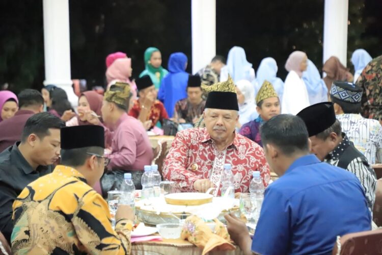 HADIRI—Wali Kota Solok, Zul Elfian Umar menghadiri Gala Dinner Rang Solok Baralek Gadang (RSBG) Di Balairung 99 Rumah Dinas Walikota Solok,
Rabu (18/9).