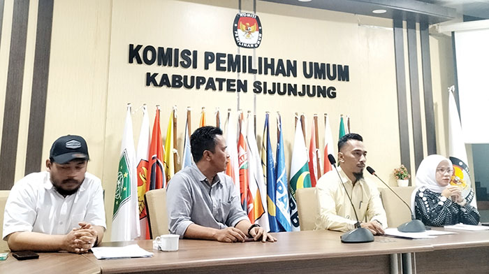 KONFERENSI PERS— KPU Sijunjung resmi mengumumkan dua  pasang calon bupati dan wakil bupati yang akan ikut dalam Pemilihan Kepala Daerah pada 27 November 2024 mendatang.