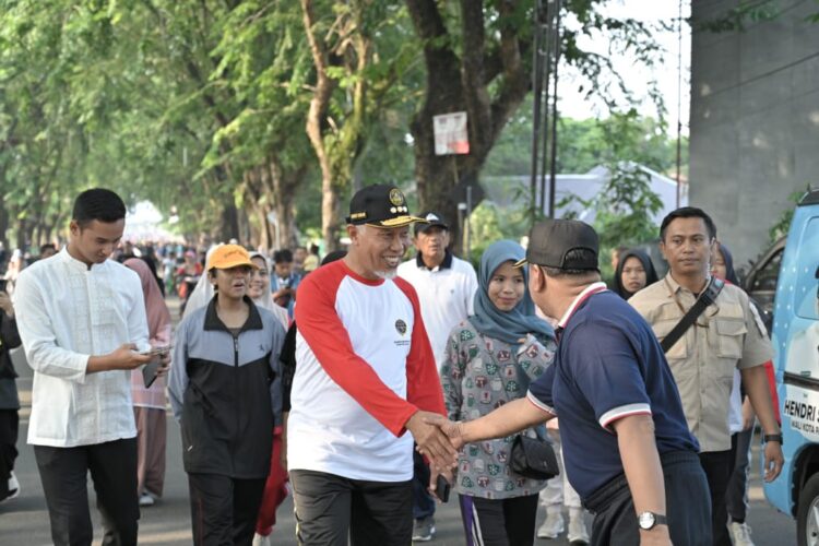 SAPA WARGA— Gubernur Sumbar, Mahyeldi Ansharullah menyapa warga yang mengikuti olahraga saat pemberlakukan Car Free Day di sepanjang Jalan Sudirman Kota Padang.