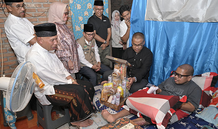 KUNJUNGI PENYANDANG DISABILITAS— Gubernur Sumbar, Mahyeldi Ansharullah didampingi Kepala Dinas Sosial Sumbar, Syaifullah mengunjungi salah seorang penyandang disabilitas
di Kabupaten Tanah Datar, beberapa waktu lalu.