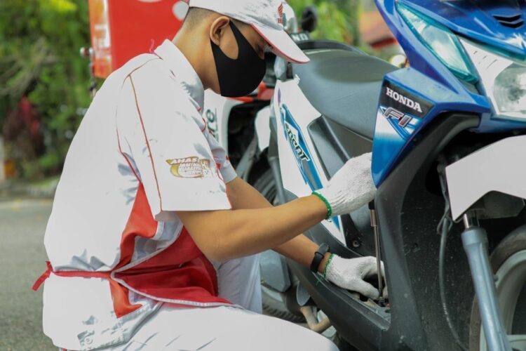 HONDA CARE-Mekanik Honda Care Menara Agung siap melayani konsumen yang mengalami kendala pada sepeda motornya.