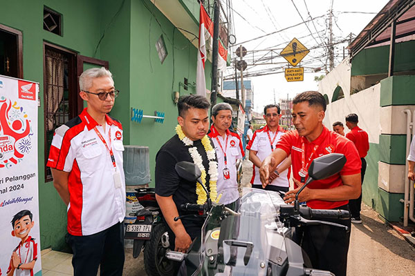 BERIKAN KEJUTAN-Jajaran manajemen AHM ikut melakukan pengantaran unit sepeda motor Honda bagi konsumen dalam rangka menyambut Hari Pelanggan Nasional.