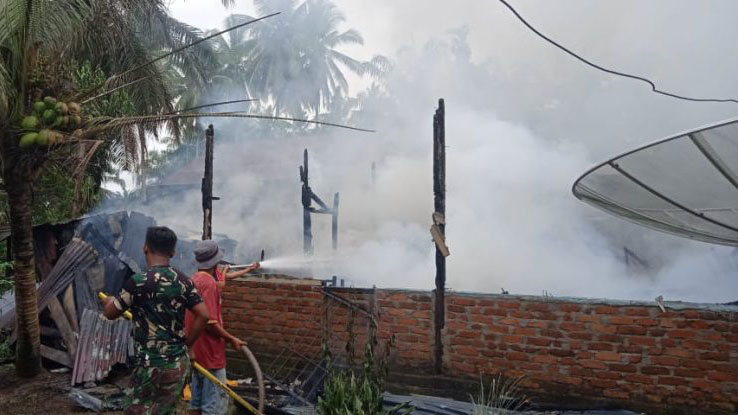 EBAKARAN— Petugas Damkar melakukan penyemprotan air untuk memadamkan api yang membakar konter Hp di di Jorong Banda Gadang, Nagari Tiku, Kecamatan Tanjung Mutiara.