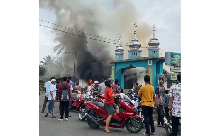 KEBAKARAN— Dua petak rumah dinas milik Pemkab Sijunjung serta tiga unit sepeda motor hangus terbakar, Jumat (6/9).