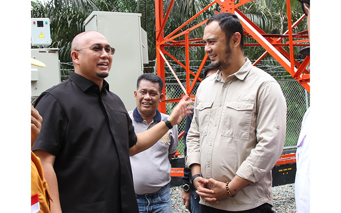 TOWER BTS— Bupati Sijunjung Benny Dwifa bersama Anggota DPR RI Andre Rosiade saat peresmian pembangunan tower BTS di Sijunjung.