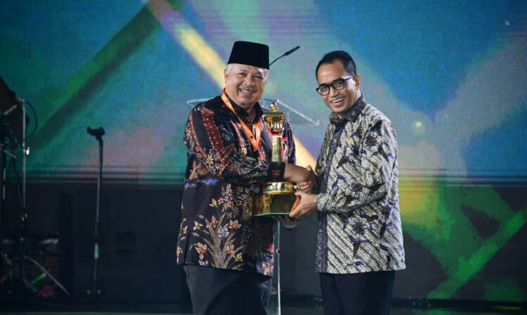 TERIMA PENGHARGAAN— Wali Kota Solok, Zul Elfian menerima penghargaan WTN 2024 yang diserahkan oleh Menteri Perhubungan RI, Budi Karya Sumadi.