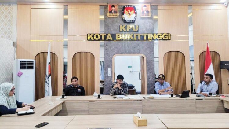 RAPAT PLENO— Rapat pleno yang digelar para komisioner KPU Kota Bukittinggi
di aula kantor KPU setempat, Minggu (22/9) siang.