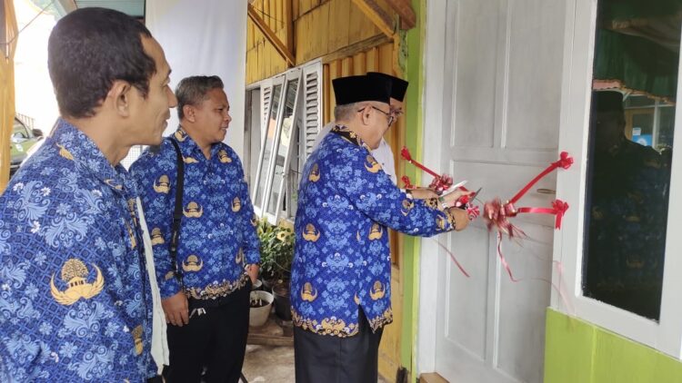 BUKA—Kakankemenag Dedi Wandra dan Asisten Perekonomian Pembangunan Setdako Sawahlunto Marwan membuka perdana rumah Sari yang telah di bedah oleh Kemenag Sawahlunto.