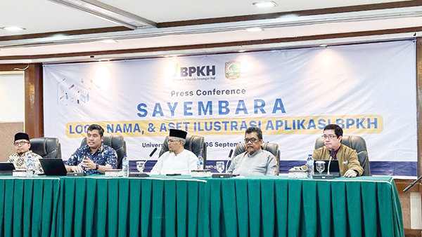 PRESS CONFERENCE— Anggota Badan Pelaksana BPKH, Harry Alexander bersama Wakil Rektor IV Universitas Andalas Dr Henmaidi saat  press conference Kompetisi Sayembara Logo, Nama, dan Aset Ilustrasi Aplikasi BPKH, Jumat (6/9).