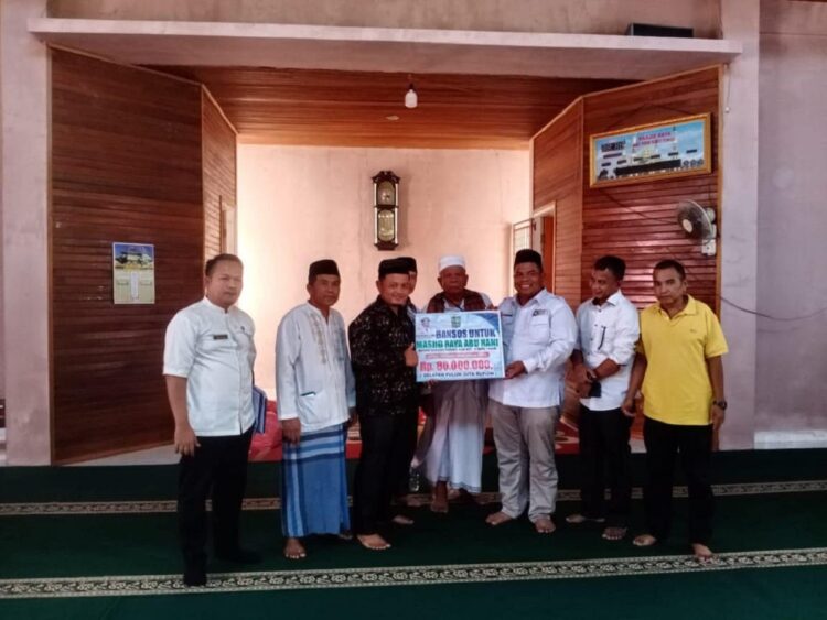 SERAHKAN—Bupati Padangpariaman Suhatri Bur saat menyerahkan bantuan sosial pada masyarakat.