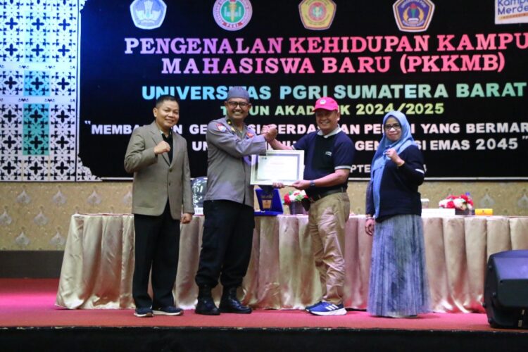 PLAKAT CENDERA MATA—Rektor Universitas PGRI Sumbar  Prof. H. Ansofino. M.Si. serahkan  penghargaan dan plakat sebagai cendra mata kepada Kompol Syafrizen, saat menjadi narasumber di hadapan mahasiswa baru (Maba), kemarin.