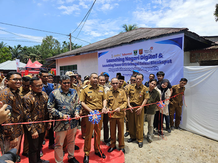 GUNTING PITA— Wakil Gubernur Sumbar, Audy Joinaldy melakukan pengguntingan pita peresmian Nagari Digital dan Tower BTS sebagai solusi bagi wilayah blankspot di Nagari Sitanang dan Pagadih, Selasa (24/9).