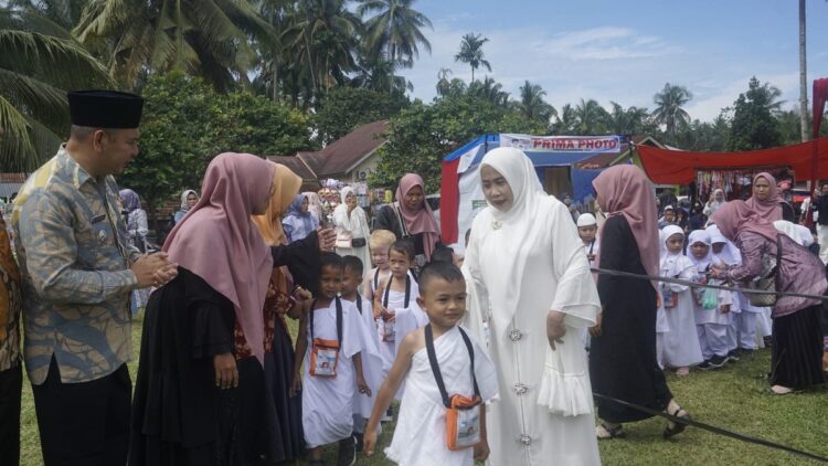 USAI—Ketua Gabungan Organisasi Wanita (GOW) Pasaman Barat (Pasbar), Ny. Fitri Risnawanto, usai membuka kegiatan Manasik Haji Cilik di Lapangan Bola SMA 1 Kinali, Nagari Kinali, Kecamatan Kinali, pada Kamis (26/9).