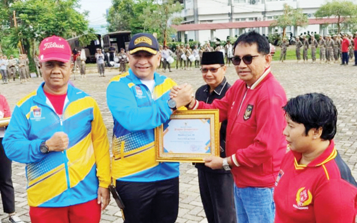 PENGHARGAAN— Ketua Askot PSSI Padang Mastilizal Aye mendapat penghargaan dengan kategori ‘Pembina Olahraga Terbaik’ dari Pemko Padang tepat di perayaan Hari Olahraga Nasional (Haornas), Rabu (25/9). Penghargaan diserahkan lamgsung oleh Pj Wako Andree Algamar.