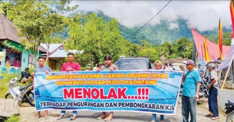 AKSI PENOLAKAN— Puluhan masyarakat dan petani KJA di Koto Malintang, Kecamatan Tanjung Raya melakukan aksi penolakan terhadap penertiban KJA di Danau Maninjau.