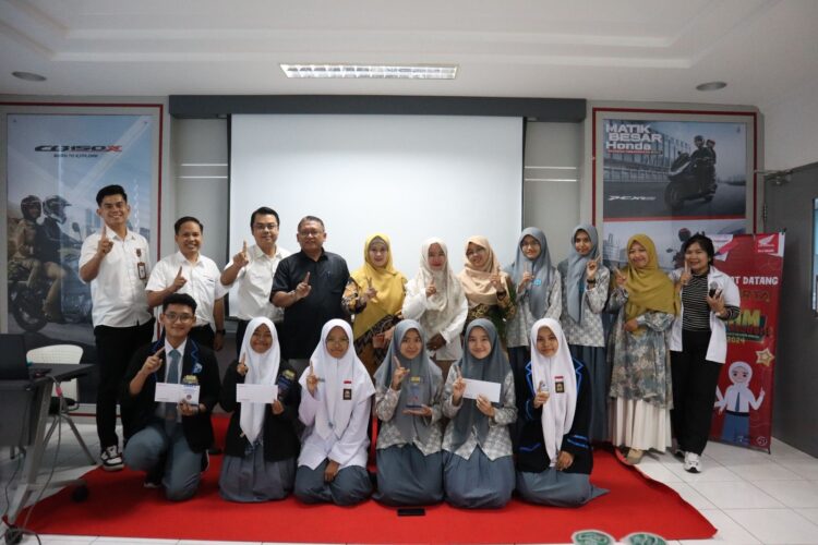 AHMBS REGIONAL—Jajaran manajemen PT Menara Agung bersama para pemenang Honda Motor Best Student (AHMBS) tingkat regional.