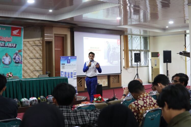 PAPARKAN-Instruktur Safety Riding PT Menara Agung Riandy Monru memaparkan materi cari aman berkendara di Kampus Unand.