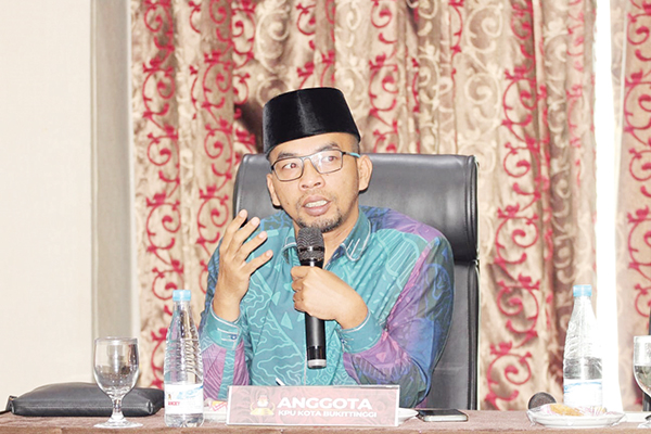 RAPAT KOORDINASI— Komisioner KPU Kota Bukittinggi, Rifa Yanas, memberikan penjelasan saat menggelar rapat koordinasi persiapan penyusunan DPSHP di Aula Grand Rocky Hotel Bukittinggi, Jumat (6/9).