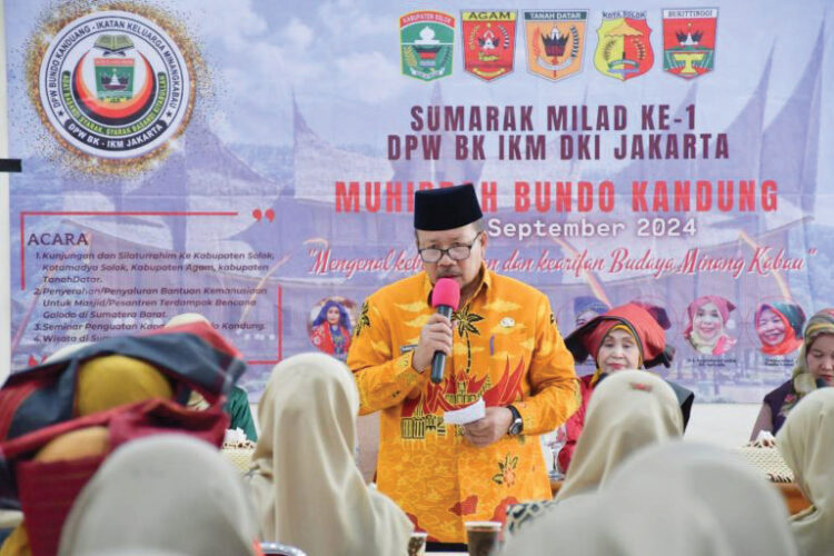 MILAD—
Bupati Agam saat menghadiri Milad ke-1 sekaligus penyaluran bantuan bagi korban bencana banjir lahar dingin di Kabupaten Agam, Kamis (5/9) di Mess Pemkab Agam Belakang Balok.