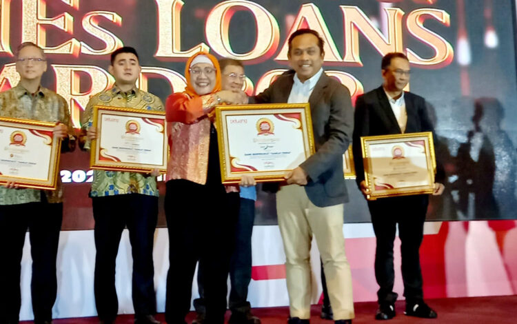 MEMBANGGAKAN— Dirut Bank Nagari Gusti Candra saat menerima penghargaan Predikat Tertinggi sebagai Bank Peduli UMKM dalam ajang Best Bank Performance of MSMEs Loans 2024 dari Majalah Peluang.