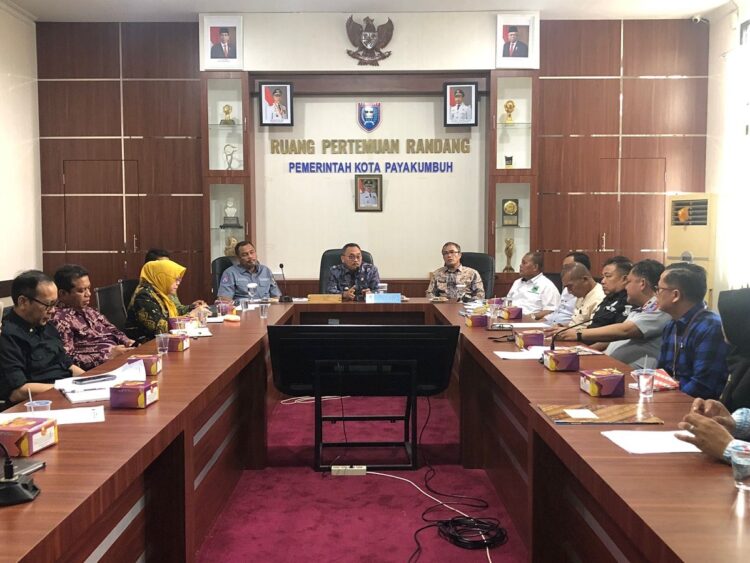 PIMPIN RAPAT— Pj Wali Kota Payakumbuh Suprayitno,  pimpin rapat pelaksanaan ivent pacu kuda.