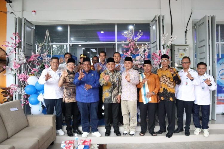 PERESMIAN - Foto bersama usai Peresmian Kantor Bank Nagari Cabang Pembantu Batang Anai, di Jalan Raya Padang Bukittinggi, Nagari Sungai Buluah, Selasa (17/9).